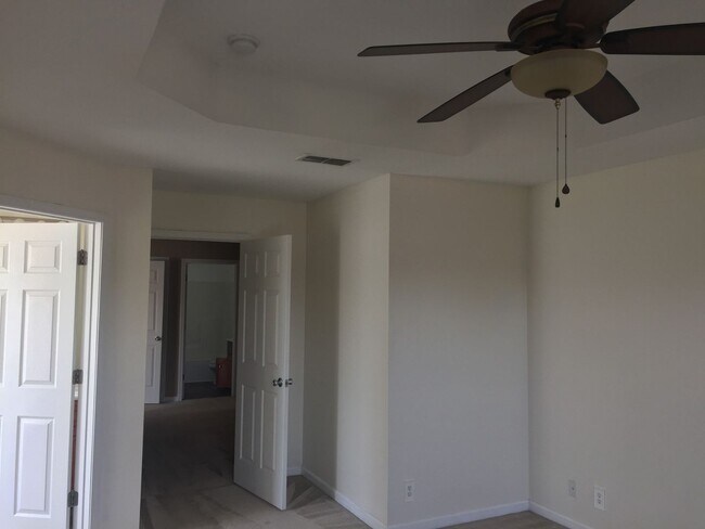 Building Photo - 4 bedroom Exit 1