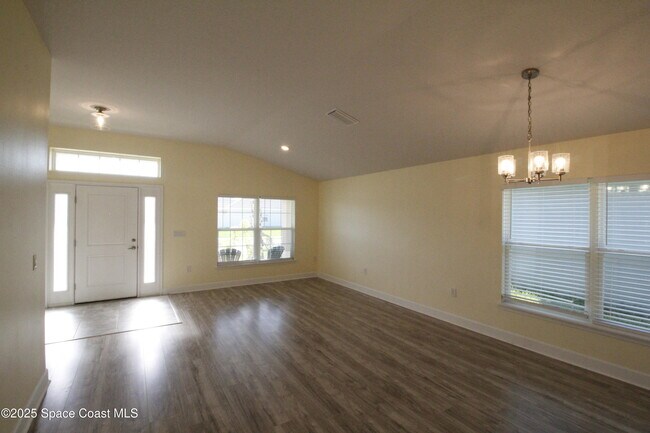 Building Photo - 705 Kylar Dr NW