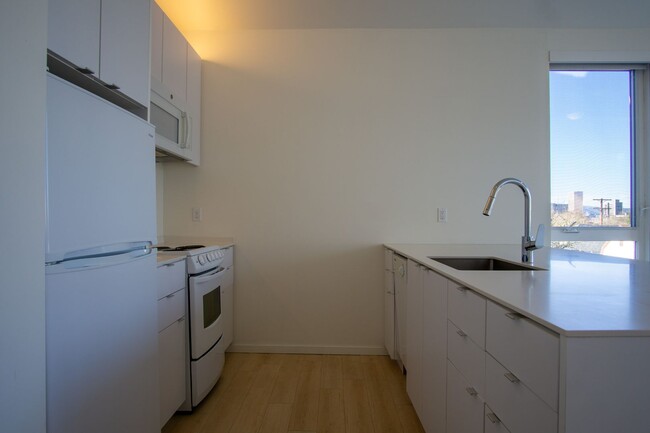 Building Photo - Chic Buckman Studio w/ Vaulted Ceilings, D...
