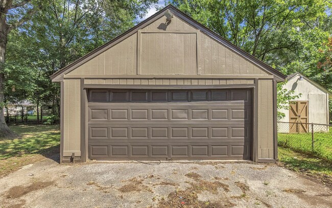 Building Photo - 2919 Normandy Dr