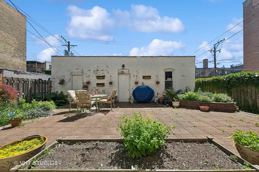 Backyard patio with Garage - 7619 N Bosworth Ave