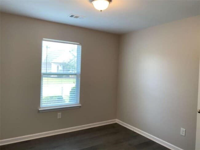 Building Photo - 701 Walnut Woods Dr