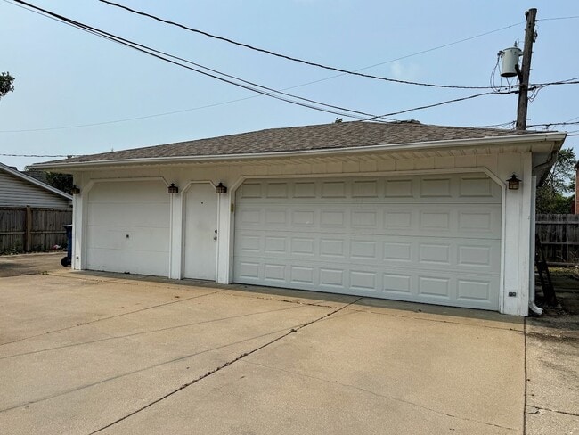 Building Photo - 572 N Emroy Ave