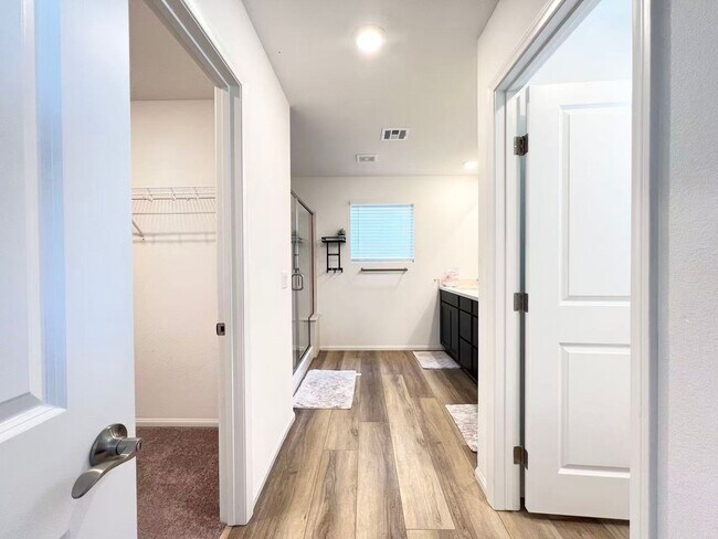 Building Photo - Beautiful 3-story home with 4 bedrooms and 3.5 bathrooms
