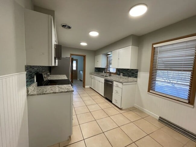 Building Photo - GREAT LOCATION!! Close to Mercy Hospital!