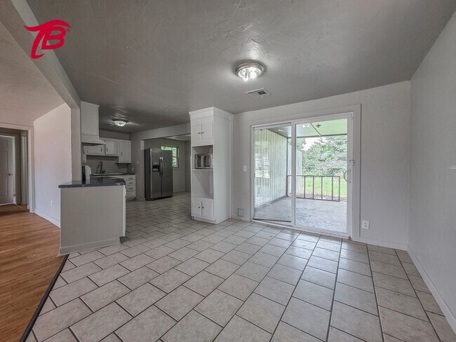 Building Photo - Spacious Split-Level 4-Bedroom Home with T...