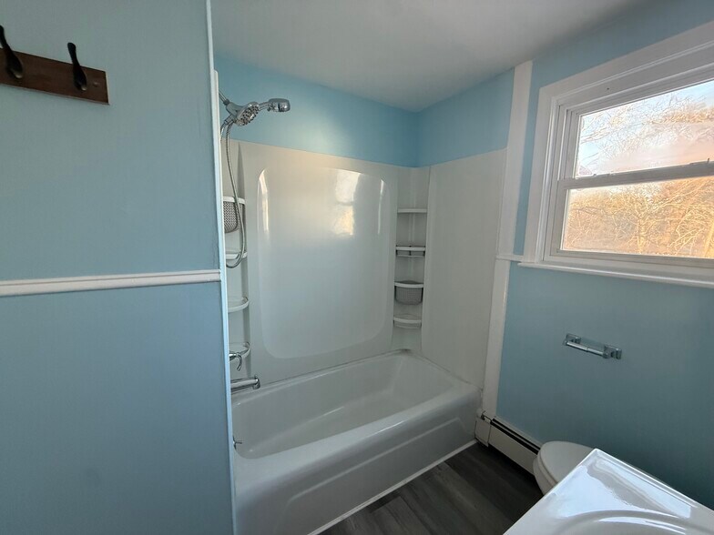 Building Photo - 38 Pine St