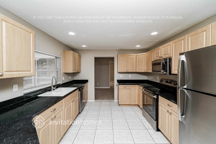 Building Photo - 130 NE Madison Cir N