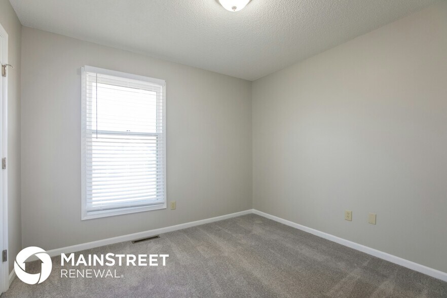 Building Photo - 613 SE Ashton Dr