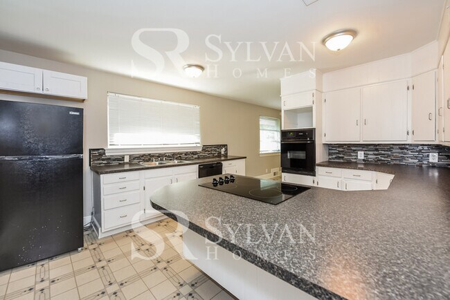 Building Photo - Enjoy one-level living in this 3 bedroom, ...