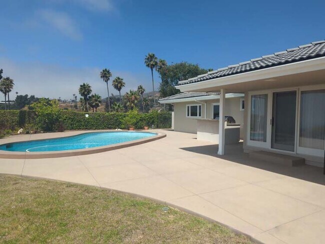 Building Photo - Gorgeous 3 bed 2.5 bath home with stunning Ocean Views and lots of natural light, in the highly s...