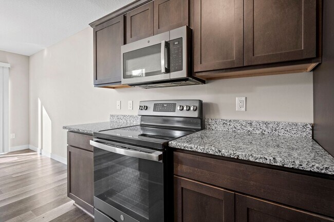 Building Photo - 521 Meadow Ln