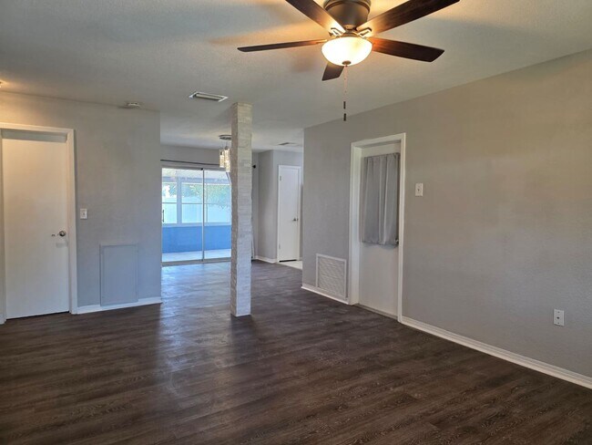Building Photo - 2 Bedroom 1.5 Bath in the Desirable Disston Heights Neighborhood
