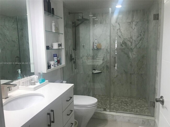 Building Photo - 2951 S Bayshore Dr