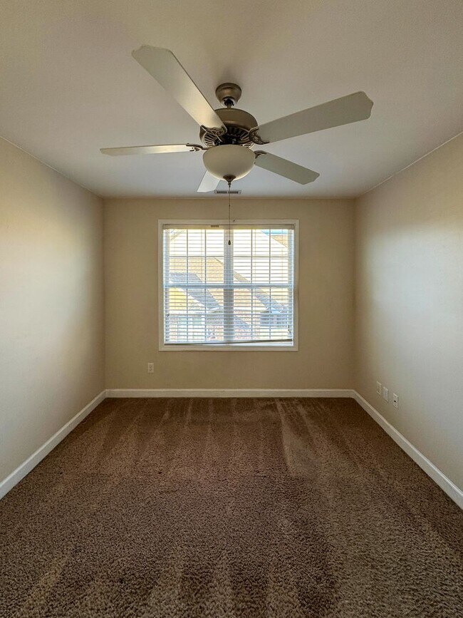 Building Photo - Lovely 3 Bed 2.5 Bath Home with Community Amenities