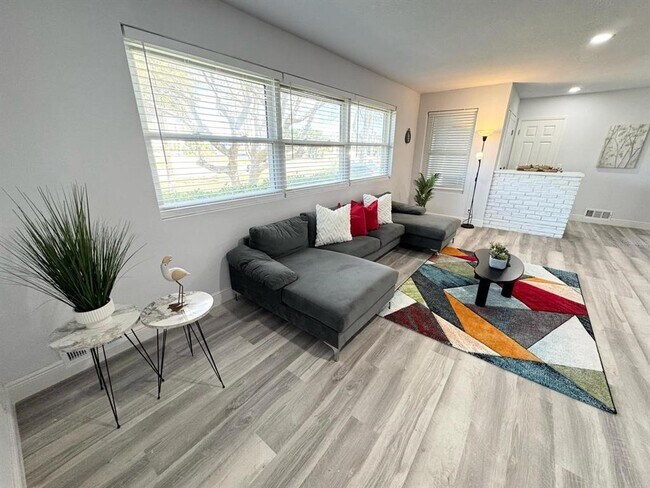 Building Photo - 2326 S Peninsula Dr