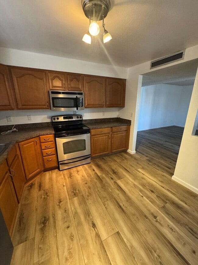 Building Photo - Charming 3 bedroom 2.bath with yard