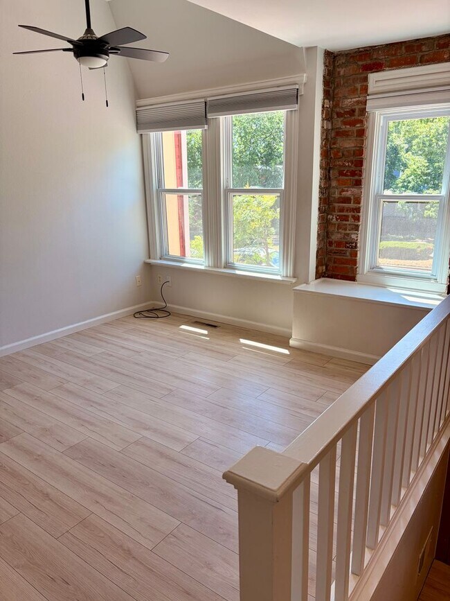 Building Photo - Two Bedroom PLUS Bonus Room on the West End of Pearl Street