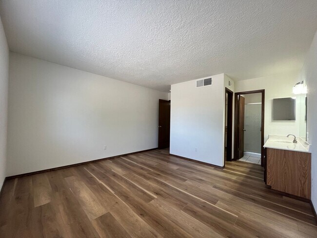 Building Photo - Cute 3 Bedroom 2 Bathroom Home In NW Albuq...
