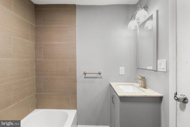 Building Photo - 160 Richmond St