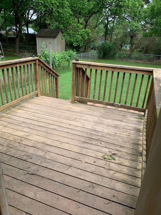 Building Photo - Come take a look at this cute 3 bedroom 1....