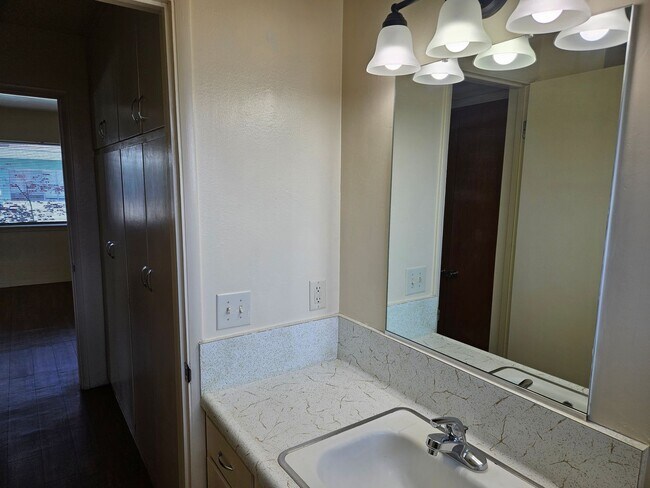 Building Photo - Cozy Apartment for rent in Visalia
