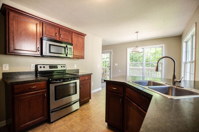 Building Photo - Four Bedroom with Bonus!