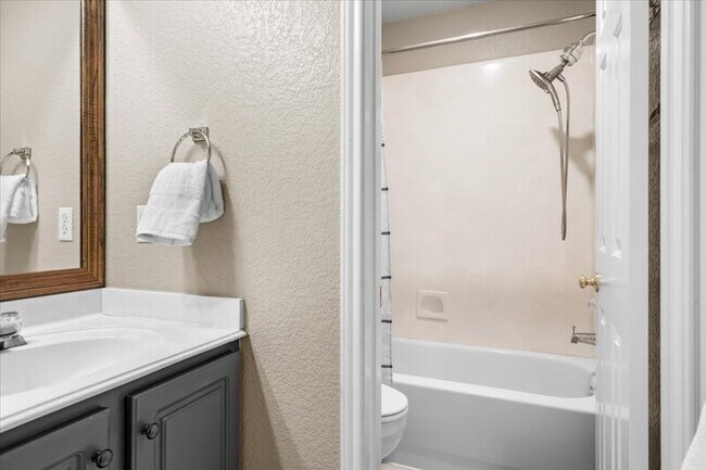 Building Photo - 920 Savanna Ln