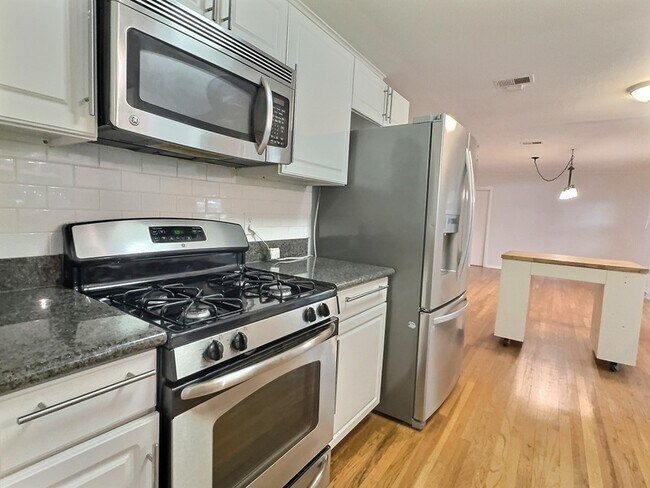 Building Photo - 635 Rockhill Dr