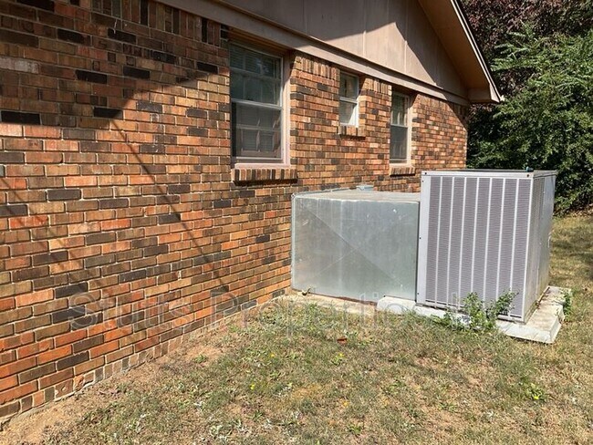 Building Photo - 1810 Marlborough Blvd