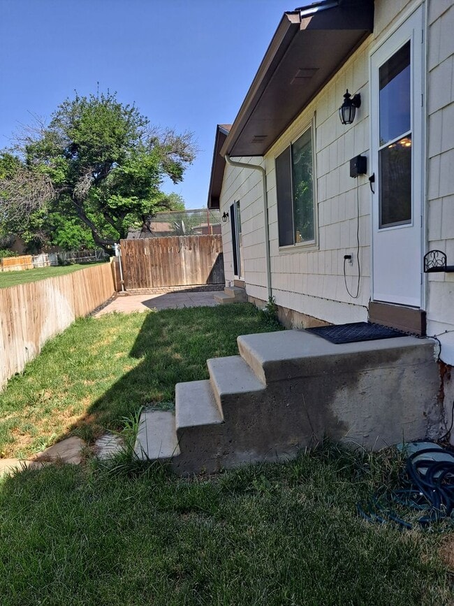 Building Photo - ALL PROSPECTIVE TENANTS MUST SUBMIT A $58 ...