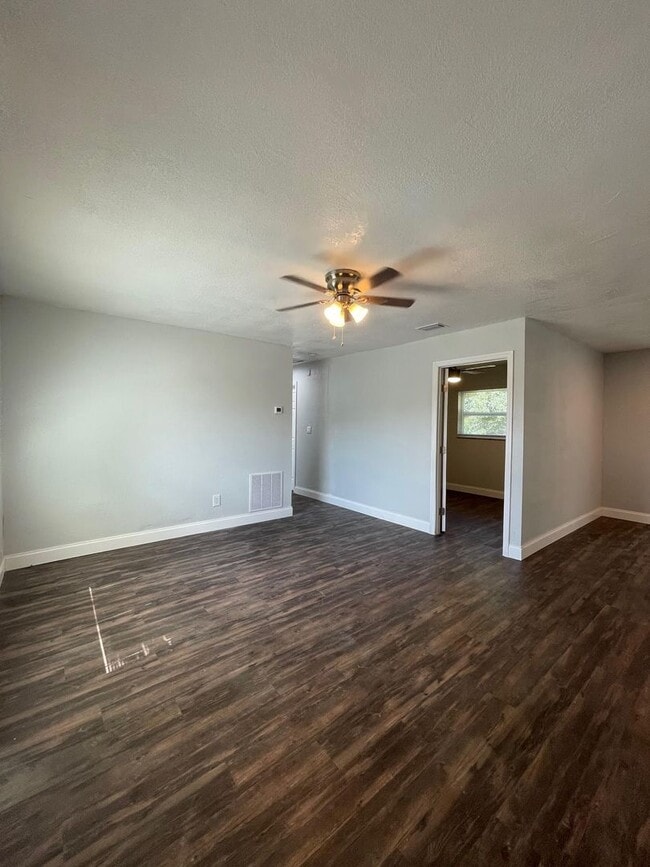 Building Photo - 4 BED/2 BATH Home! AVAILABLE NOW!