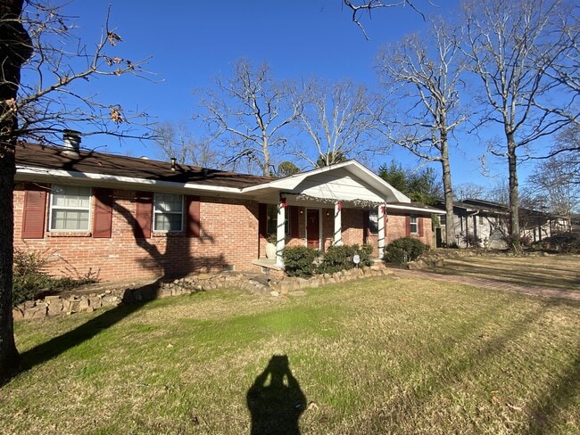 Primary Photo - 1000 Country Club Rd
