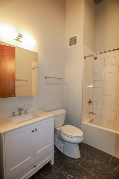 Building Photo - 4046 N Hermitage Ave