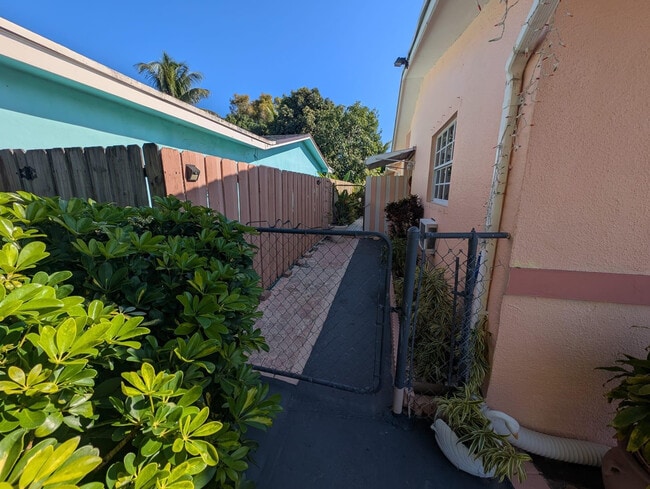 Building Photo - 2817 Dolphin Dr