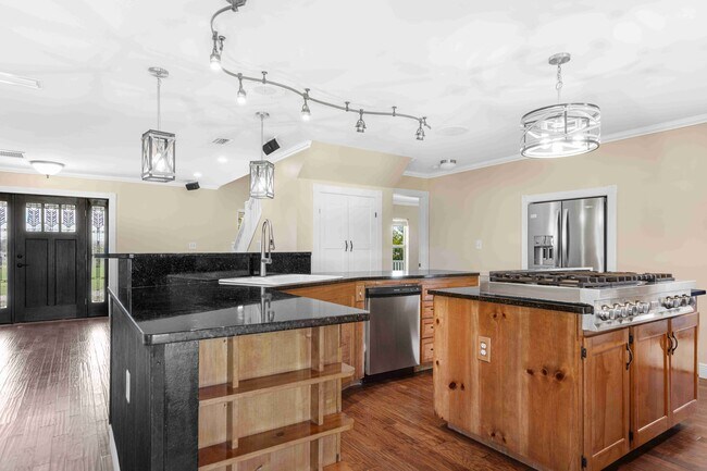 Building Photo - 7211 Bay Crest Rd