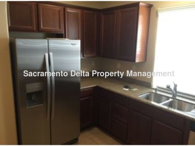 Building Photo - Avail 7/21 - 2 bedroom home in gated commu...
