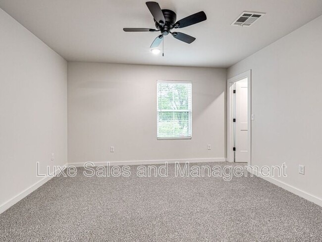 Building Photo - 612 W 2nd St