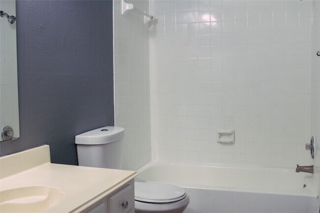 Building Photo - 13106 Hollowcreek Park Dr