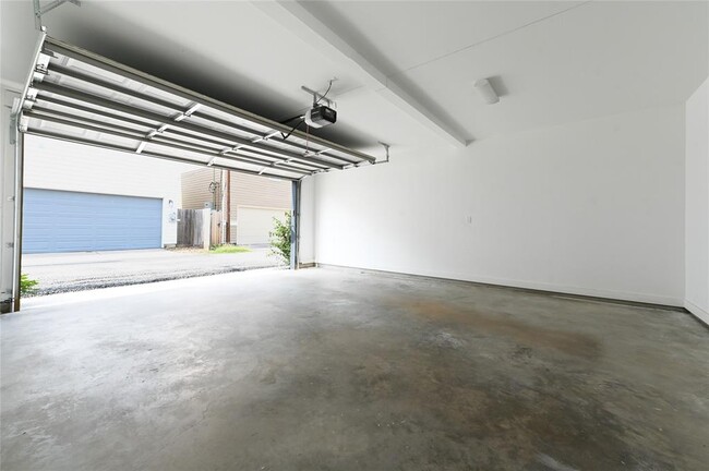 Building Photo - 425 W 21st St