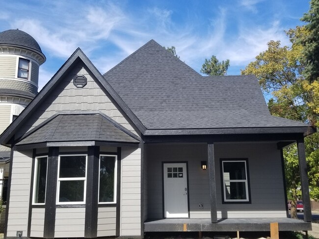 Primary Photo - Newer 5 Bed, 3 Bath Home with over 3100+ s...
