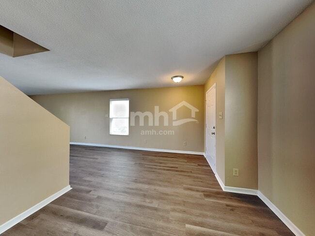 Building Photo - 944 Stonehurst Dr