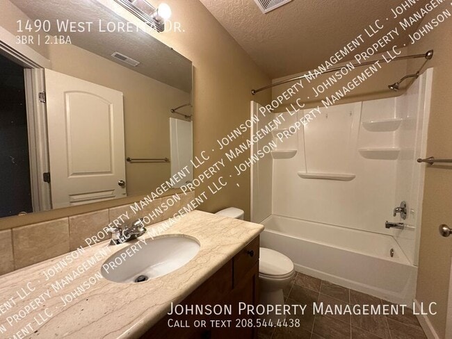 Building Photo - 1490 W Loretta St