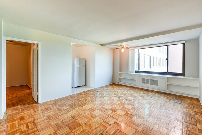 Building Photo - Spacious & Bright Junior 1 Bedroom at Rive...