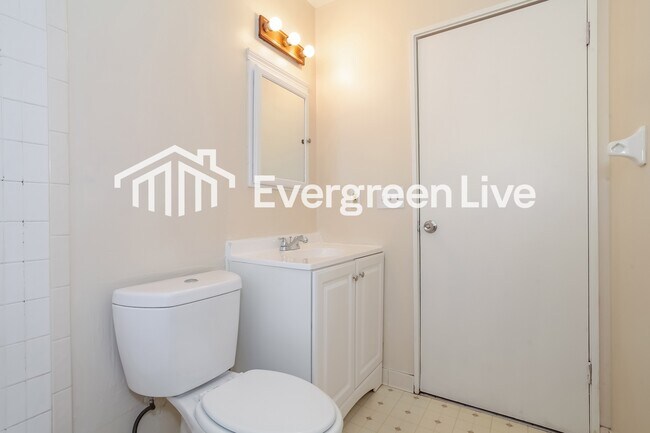 Building Photo - 651 Fairborn Rd