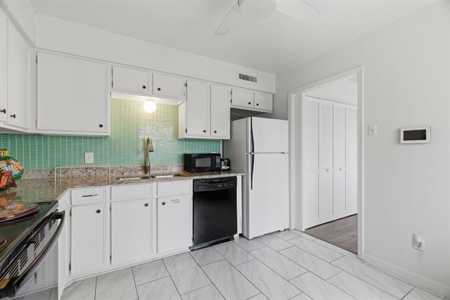 Building Photo - 10566 High Hollows Dr