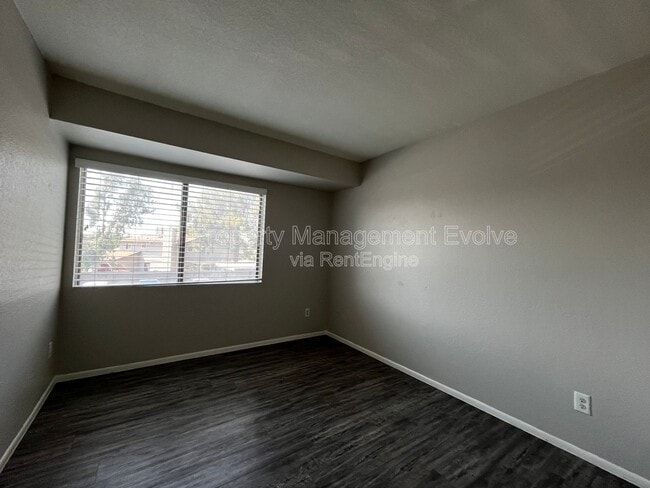 Building Photo - 2040 S Longmore