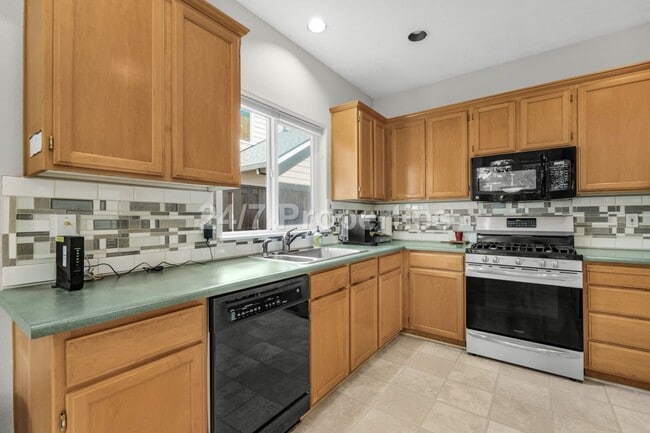 Building Photo - Inviting 3 BD | 2.5 BA Home w/ Massive Bac...