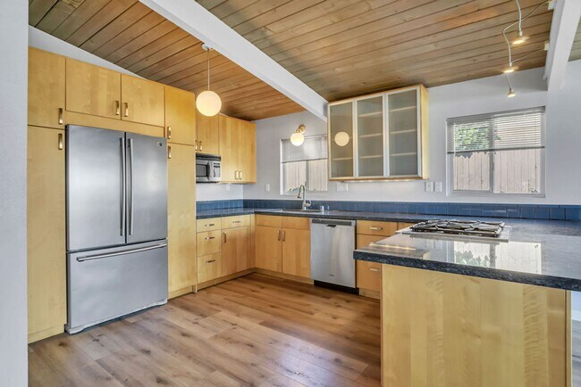 Building Photo - Single story view home overlooking Mission...