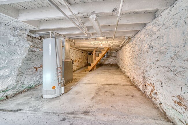 Building Photo - 1343 Sargeant St
